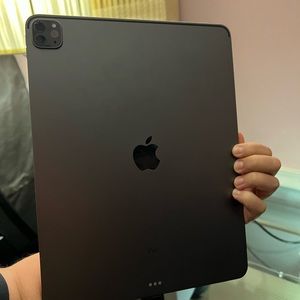 iPad Pro 12.9 inch 2022 6th GENERATION - used MINT CONDITION